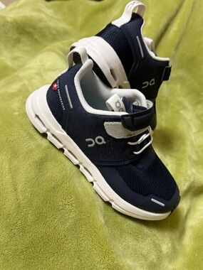 On and cloud Kids Navy and White Athletic Sneakers , NEW 🆕